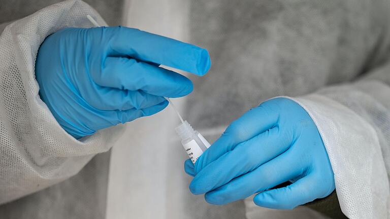 Eine Mitarbeiterin einer Teststation führt einen Corona-Schnelltest durch (Symbolbild). Für Rhön-Grabfeld meldete das Robert Koch-Institut am Donnerstag 365 Corona-Neuinfektionen. Eine Mitarbeiterin einer Teststation führt einen Corona-Schnelltest durch (Symbolbild). Für Rhön-Grabfeld meldete das Robert Koch-Institut am Donnerstag 365 Corona-Neuinfektionen.