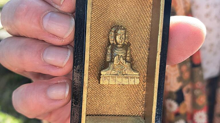 Buddhafigur - Detail aus einem handgefertigten 'Siegelbehältnis'.