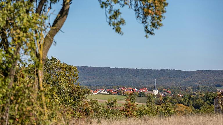 Unterwegs auf dem rund neun Kilometer langen Wanderweg 'Ums Mahlholz' rund um Gerolzhofen. Vom Panoramapavillon nordöstlich der Gertraudiskapelle hat man einen tollen Ausblick, unter anderem auf Dingolshausen. Unterwegs auf dem rund neun Kilometer langen Wanderweg 'Ums Mahlholz' rund um Gerolzhofen. Vom Panoramapavillon nordöstlich der Gertraudiskapelle hat man einen tollen Ausblick, unter anderem auf Dingolshausen.