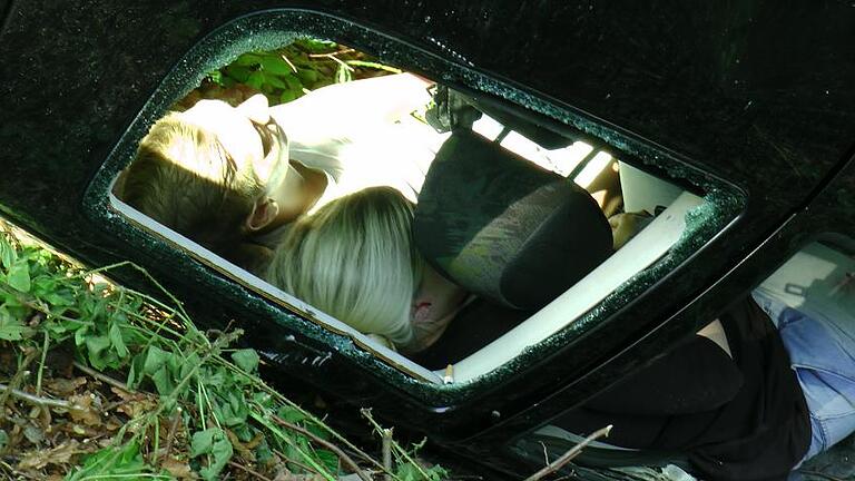 zwei „Verletzte“ liegen bewusstlos in einem Auto, das sich überschlagen hat. zwei „Verletzte“ liegen bewusstlos in einem Auto, das sich überschlagen hat.