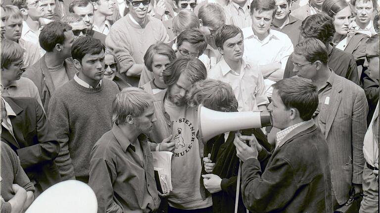 Forderten mehr Transparenz und Mitsprache: Protestierende Studenten vor der Sitzung des großen Senats am 16.Juli 1968.
