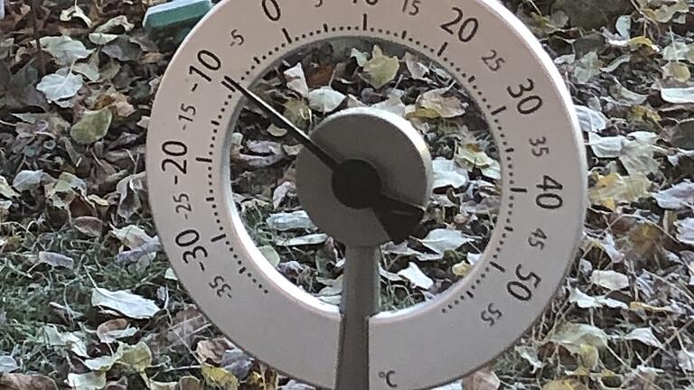 Das Thermometer zeigt es: Am Morgen waren in Bad Königshofen noch minus 9 Grad. Das Thermometer zeigt es: Am Morgen waren in Bad Königshofen noch minus 9 Grad.