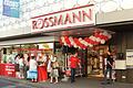 Luftballons zur Eröffnung: Ende Juni 2006 öffnete der Drogeriemarkt Rossmann im damaligen Kaufhaus Storg in Kitzingen.&nbsp;&nbsp;