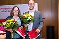 'Wahlkampf ist kein Sprint, sondern ein Marathon', sagte Würzburgs SPD-Vorsitzende Freya Altenhöner und überreichte den Direktkandidaten für den Bezirkstag Lore Koerber-Becker (links) und Landtag Alexander Kolbow (rechts) ein rotes Paar Laufschuhe.