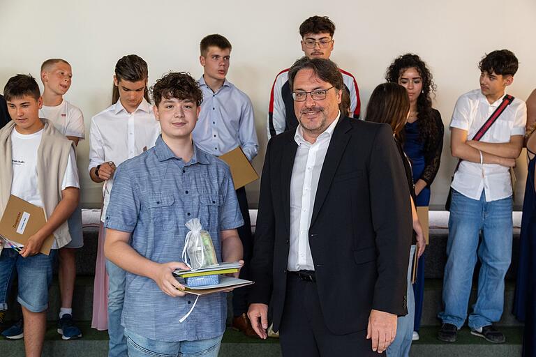 Kevin Waigand aus der 9a erhielt insgesamt vier Ehrungen. Hier mit Christian Senff von der VR-Bank Lichtenfels-Ebern. Kevin Waigand aus der 9a erhielt insgesamt vier Ehrungen. Hier mit Christian Senff von der VR-Bank Lichtenfels-Ebern.
