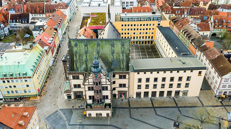 Mehr als 1000 Planstellen und knapp 80 Millionen Euro Kosten: Die Stadt Schweinfurt ist einer der großen Arbeitgeber in der Stadt. Doch die seit Jahren steigenden Personalkosten machen einigen Stadträten auch große Sorgen. Sie fordern ein Umdenken. Mehr als 1000 Planstellen und knapp 80 Millionen Euro Kosten: Die Stadt Schweinfurt ist einer der großen Arbeitgeber in der Stadt. Doch die seit Jahren steigenden Personalkosten machen einigen Stadträten auch große Sorgen. Sie fordern ein Umdenken.