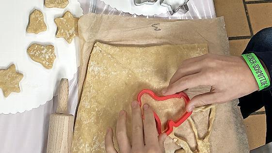 Über 800 Kinder zeigten am Kinderbacktag in der Bäckerei Peter Schmitt ihr Geschick beim Kneten und Ausstechen von Teig. Und alles für einen guten Zweck. - Über 800 Kinder zeigten am Kinderbacktag in der Bäckerei Peter Schmitt ihr Geschick beim Kneten und Ausstechen von Teig. Und alles für einen guten Zweck. Über 800 Kinder zeigten am Kinderbacktag in der Bäckerei Peter Schmitt ihr Geschick beim Kneten und Ausstechen von Teig. Und alles für einen guten Zweck. - Über 800 Kinder zeigten am Kinderbacktag in der Bäckerei Peter Schmitt ihr Geschick beim Kneten und Ausstechen von Teig. Und alles für einen guten Zweck.