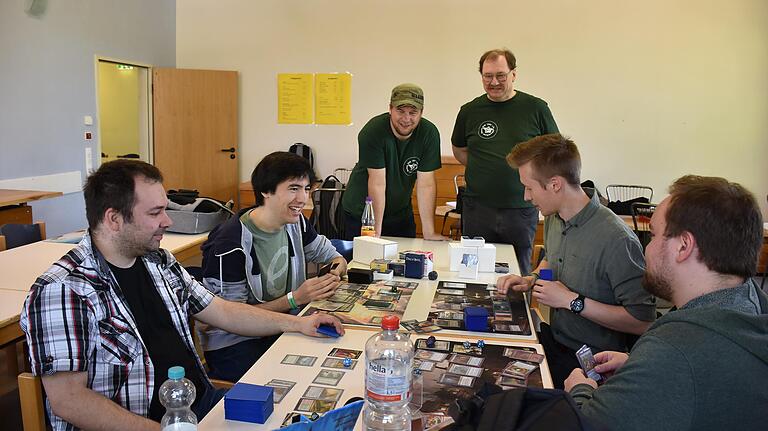 Der magische Tisch ist angerichtet. ORKS-Vorsitzender Marco Steigerwald (hinten links) und Ehrenvorsitzender Rainer Dittmann kiebitzen bei einer Magic-Runde. Der magische Tisch ist angerichtet. ORKS-Vorsitzender Marco Steigerwald (hinten links) und Ehrenvorsitzender Rainer Dittmann kiebitzen bei einer Magic-Runde.