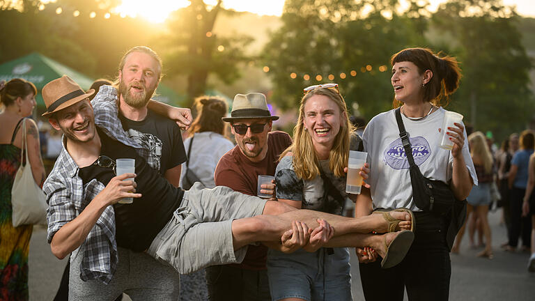 Umsonst & Draussen Festival       -  Zahlreiche Menschen bevölkern am Freitag (17.06.22) bei sommerlichen Temperaturen das Gelände des Umsonst & Draussen Festivals auf den Mainwiesen in Würzburg. Bis Sonntag werden gut 60 regionale und überregionale Acts auf den Mainwiesen zu hören und zu sehen sein.