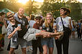 Umsonst & Draussen Festival       -  Zahlreiche Menschen bevölkern am Freitag (17.06.22) bei sommerlichen Temperaturen das Gelände des Umsonst & Draussen Festivals auf den Mainwiesen in Würzburg. Bis Sonntag werden gut 60 regionale und überregionale Acts auf den Mainwiesen zu hören und zu sehen sein.
