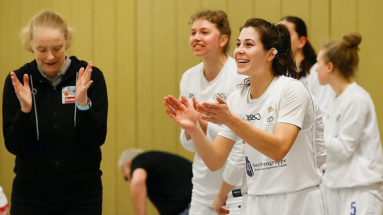 Jubel bei Anna Hanzalek (rechts) und ihren Teamkolleginnen: Die QOOL Sharks Würzburg gewannen ihr Heimspiel in der Zweiten Basketball-Bundesliga Süd gegen die Metropol Baskets aus Schwabach deutlich. Jubel bei Anna Hanzalek (rechts) und ihren Teamkolleginnen: Die QOOL Sharks Würzburg gewannen ihr Heimspiel in der Zweiten Basketball-Bundesliga Süd gegen die Metropol Baskets aus Schwabach deutlich.