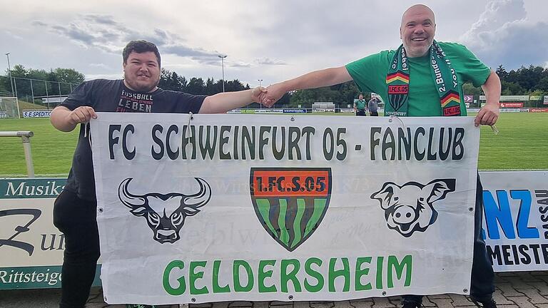 Echte Fans nehmen auch einen Spielausfall und 700 Kilometer vergebliche Fahrt mit Humor: FC-05-Anhänger Jörg Hemmerich (rechts) zusammen mit einem Schaldinger Zuschauer. Echte Fans nehmen auch einen Spielausfall und 700 Kilometer vergebliche Fahrt mit Humor: FC-05-Anhänger Jörg Hemmerich (rechts) zusammen mit einem Schaldinger Zuschauer.