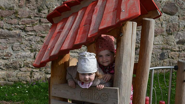 Auch der neue Abenteuerspielplatz bringt täglich kleine und große Gäste auf Schloss Aschach. Lilly und Hanna fühlen sich dort pudelwohl.