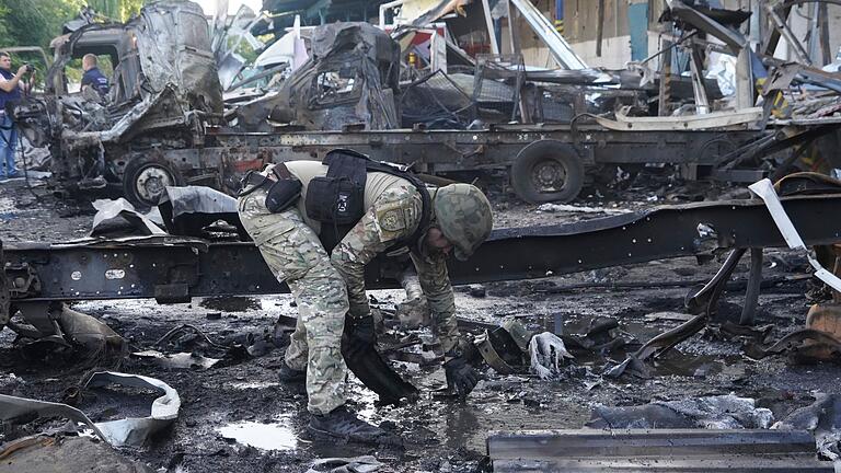 Ukraine-Krieg - Charkiw - Russischer Angriff auf Charkiw: Ukrainischer Polizist sammelt Beweise. Ukraine-Krieg - Charkiw - Russischer Angriff auf Charkiw: Ukrainischer Polizist sammelt Beweise.
