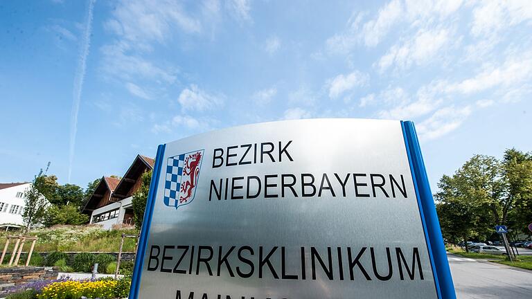 Bezirksklinikum Mainkofen       -  Ein Patient des Bezirksklinikums Mainkofen ist kürzlich beim Freigang entkommen. Nun wurde der Chefarzt vorübergehend freigestellt. (Archivbild)