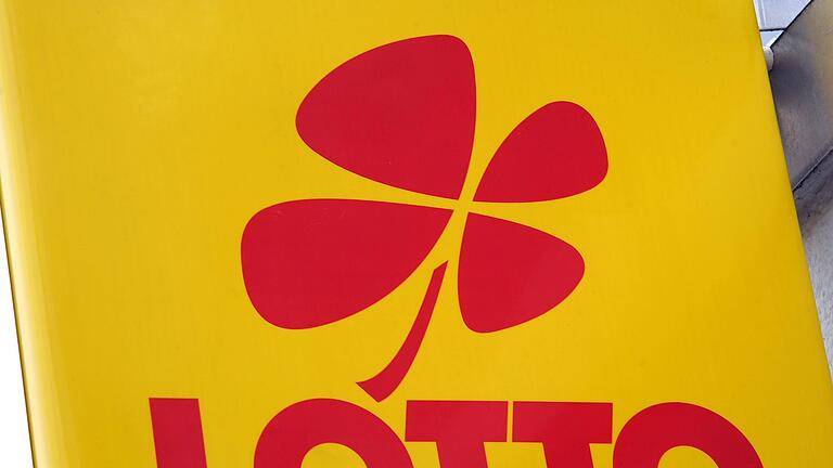 Ein Werbeschild für Lotto       -  In Bayern gibt es einen Lotto-Millionär mehr. (Symbolbild)