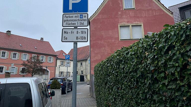 Zehn Parkbuchten für Kurzzeitparken in der Schweinfurter Straße erfordern aktuell zehn kombinierte Verkehrszeichen. Hier wird eine andere Lösung gesucht.