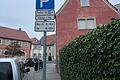 Zehn Parkbuchten für Kurzzeitparken in der Schweinfurter Straße erfordern aktuell zehn kombinierte Verkehrszeichen. Hier wird eine andere Lösung gesucht.