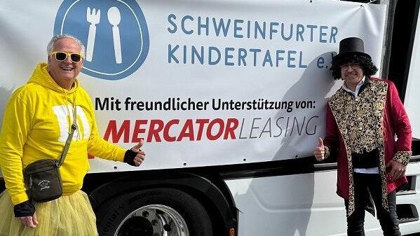 Peter Kruse (links) mit Matthias Wolbert vor dem Faschingswagen der Schweinfurter Kindertafel. Peter Kruse (links) mit Matthias Wolbert vor dem Faschingswagen der Schweinfurter Kindertafel.