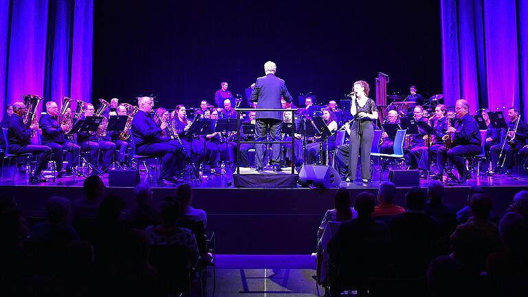Ein wunderbares, hochkarätiges Konzert bot die Stadtkapelle Lohr unter Leitung von Wolfgang Riedmann am Donnerstagabend in der Lohrer Stadthalle. Zum Gelingen trugen auch die Gesangseinlagen der Flötistin Isabell Lang bei. Foto: Gabi Nätscher Ein wunderbares, hochkarätiges Konzert bot die Stadtkapelle Lohr unter Leitung von Wolfgang Riedmann am Donnerstagabend in der Lohrer Stadthalle. Zum Gelingen trugen auch die Gesangseinlagen der Flötistin Isabell Lang bei. Foto: Gabi Nätscher