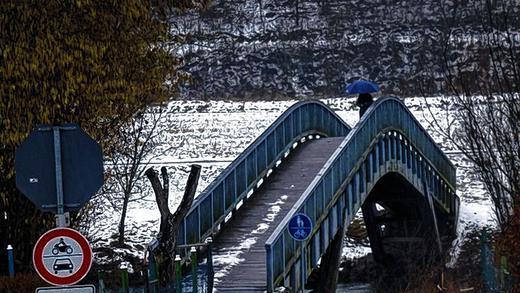 Vier Brücken im Visier: Nach der aktuellen Finanzplanung der Stadt Gemünden stehen zur Sanierung bzw. als Neubau an: die Mainbrücke 2014 bis 2016, die Saalebrücke an der Mühltorstraße (Bild) frühestens ab 2017, die alte Sinnbrücke am Tennisgelände 2015 und die seit März 2010 gesperrte Brücke am Freibad in diesem Jahr. Vier Brücken im Visier: Nach der aktuellen Finanzplanung der Stadt Gemünden stehen zur Sanierung bzw. als Neubau an: die Mainbrücke 2014 bis 2016, die Saalebrücke an der Mühltorstraße (Bild) frühestens ab 2017, die alte Sinnbrücke am Tennisgelände 2015 und die seit März 2010 gesperrte Brücke am Freibad in diesem Jahr.