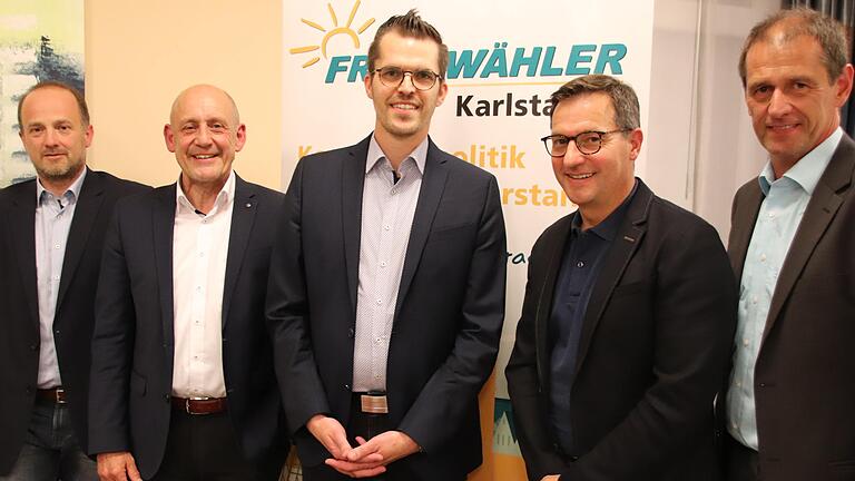 Zufriedene Freie Wähler (von links): Der Kreisvorsitzende Marco Pintar, Bürgermeister Paul Kruck, Kandidat Benedikt Kaufmann, der Zweite Vorsitzende Frank Moser und der Vorsitzende Manfred Lippert Zufriedene Freie Wähler (von links): Der Kreisvorsitzende Marco Pintar, Bürgermeister Paul Kruck, Kandidat Benedikt Kaufmann, der Zweite Vorsitzende Frank Moser und der Vorsitzende Manfred Lippert