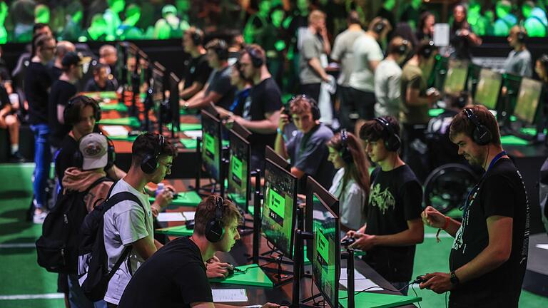 Computer- und Videospielmesse Gamescom       -  Computerspieler probieren bei der Gamescom Spiele aus.