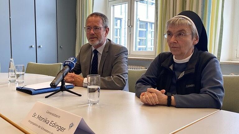 Nach der Kehrtwende hagelt es Kritik am Vorgehen der Erlöserschwestern: Geschäftsführer Martin Stapper und die von Generaloberin Schwester Monika Edinger beim Pressegespräch an diesem Mittwoch. Nach der Kehrtwende hagelt es Kritik am Vorgehen der Erlöserschwestern: Geschäftsführer Martin Stapper und die von Generaloberin Schwester Monika Edinger beim Pressegespräch an diesem Mittwoch.