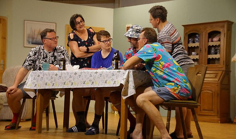 Kontrovers diskutiert werden die Urlaubspläne von Männlein und Weiblein am Küchentisch. Im Bild von links Christian Schmitt, Alexandra Hümmer, Stefan Bäuerlein, Markus Betz, Heike Müller und Matthias Stahl. Kontrovers diskutiert werden die Urlaubspläne von Männlein und Weiblein am Küchentisch. Im Bild von links Christian Schmitt, Alexandra Hümmer, Stefan Bäuerlein, Markus Betz, Heike Müller und Matthias Stahl.