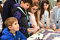 Voller Freude programmieren interessierte Viertklässler einen Roboter, der sich anschließend nach ihren Vorgaben über ein Spielfeld bewegt.
