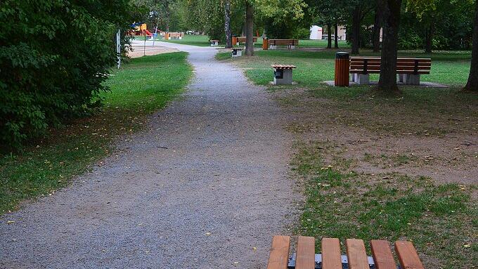 Rechtzeitig zum Seefest am zweiten Septemberwochenende wurden am Weg, der am Badesee entlang führt, die neuen Beleuchtungskörper fertig. Man kann sogar auf ihnen sitzen.