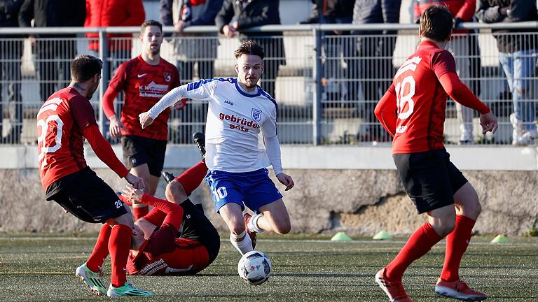 Eine Szene aus dem Vorrundenspiel zwischen der DJK Schwebenried/Schwemmelsbach und der TG Höchberg (Tom Bretorius, Mitte). Eine Woche vor Start der Auf- und Abstiegsrunde in der Landesliga Nordwest traten auch die zwei Mannschaften in der ersten Qualifikationsrunde zur Toto-Pokal-Hauptrunde 2022/23 an. Eine Szene aus dem Vorrundenspiel zwischen der DJK Schwebenried/Schwemmelsbach und der TG Höchberg (Tom Bretorius, Mitte). Eine Woche vor Start der Auf- und Abstiegsrunde in der Landesliga Nordwest traten auch die zwei Mannschaften in der ersten Qualifikationsrunde zur Toto-Pokal-Hauptrunde 2022/23 an.
