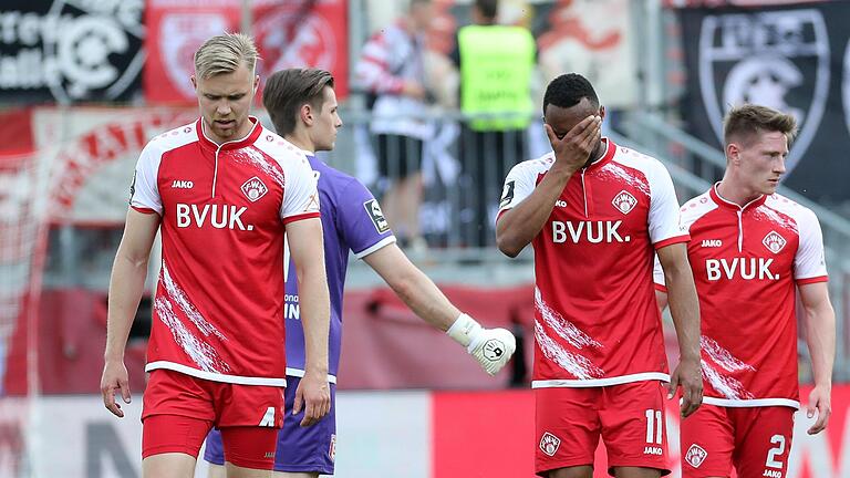 Die Würzburger Kickers mit Lars Dietz, Saliou Sané und Dennis Waidner (von links) haben das letzte Heimspiel der Saison und vorerst im Profifußball mit einer 1:2-Niederlage gegen den Halleschen FC beendet. Die Würzburger Kickers mit Lars Dietz, Saliou Sané und Dennis Waidner (von links) haben das letzte Heimspiel der Saison und vorerst im Profifußball mit einer 1:2-Niederlage gegen den Halleschen FC beendet.