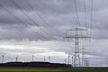 Von Grafenrheinfeld bis Kupferzell verläuft die 380 kV-Leitung, hier bei Waigolshausen. Die Masten werden um eine halbseitige dritte Traverse erweitert.