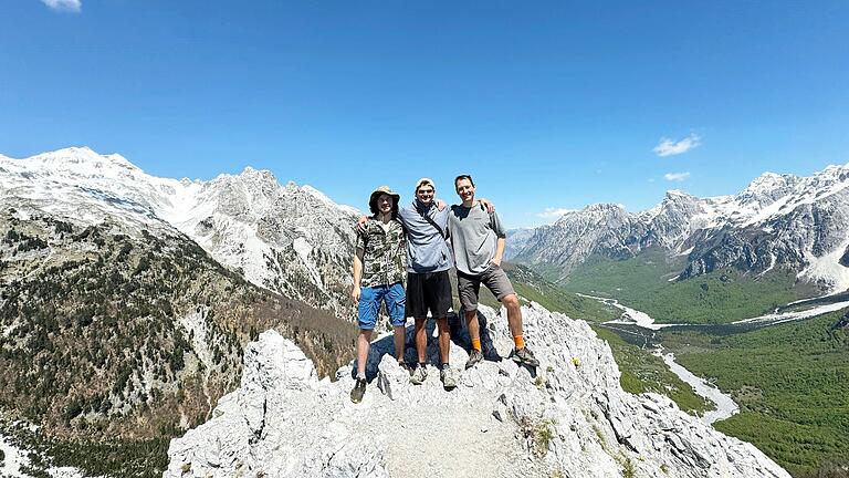Sie sind nicht nur auf dem Rad unterwegs: Die drei Freunde (von links) Bastian Zieger, Elias Lutter und Leo Ruppert wanderten auf ihrer Reise auch in den Alpen von Albanien.&nbsp;