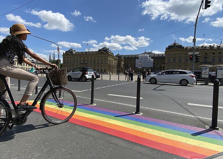 Eine Regenbogen-Markierung wurde auch am Eingang zur Hofstraße angebracht. Eine Regenbogen-Markierung wurde auch am Eingang zur Hofstraße angebracht. 