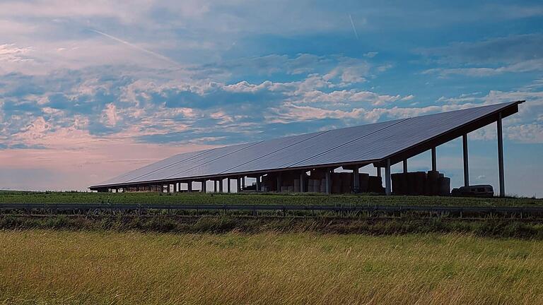 Seit gut zehn Jahren steht dieses Bauwerk am Ortsrand von Nenzenheim mitten in der Flur. Der Landwirt nutzt es hauptsächlich, um Solarstrom zu erzeugen.