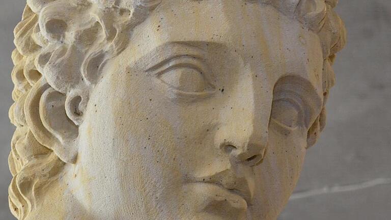 Rund drei Meter hoch ist die Statue des Antinous, die  im Natursteinwerk Hofmann in Niklashausen angefertigt und vom Bildhauer Wojciech Rostocki vollendet wurde.
