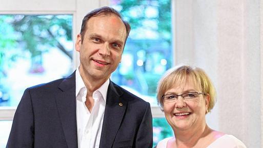 Das Amt wechselt Jahr für Jahr: Beim Lions-Club Haßberge gab Sabine Weinbeer das Präsidentenamt an Georg Hiernickel weiter. Das Amt wechselt Jahr für Jahr: Beim Lions-Club Haßberge gab Sabine Weinbeer das Präsidentenamt an Georg Hiernickel weiter.
