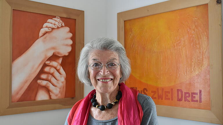 Die Künstlerin und Autorin Brigitte Anna Melzer-Hohenester feiert am Dienstag, 23. Juli, ihren 80. Geburtstag. Das Foto zeigt sie vor zwei ihrer Werke.