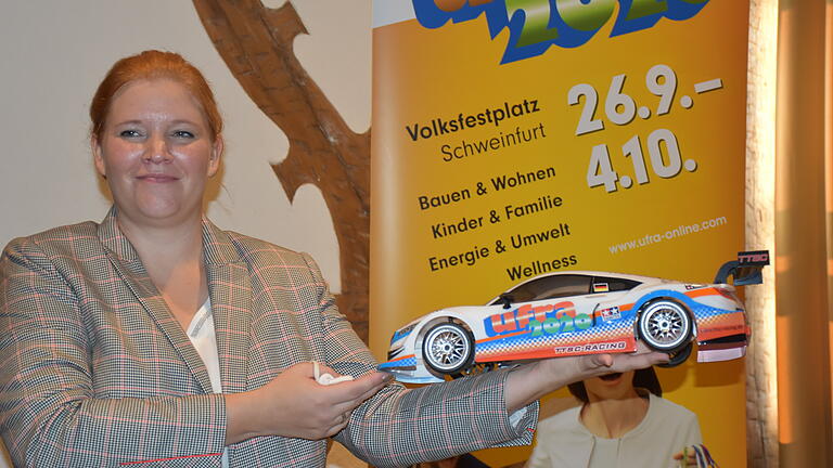 Spannende Modellautorennen sind nur ein Grund, den Besuch der Ufra 2020 auch in Coronazeiten in den Terminkalender aufzunehmen. Das Team von TTSC-Racing, das im Außenbereich eine Rennstrecke aufbauen wird, auf der auch offizielle Vorausscheidungen gefahren werden, hat schon einmal einen Flitzer im Ufra-Look gestylt. Katherina Köhler von der Sandner GmbH, die die Ufra veranstaltet, präsentierte das Auto.&nbsp; &nbsp;&nbsp;