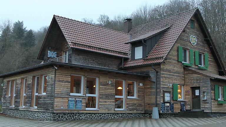 Auch im Herbst und Winter ein beliebter Treff für Familien, Wanderer und Langläufer: die Thüringer Hütte.&nbsp;