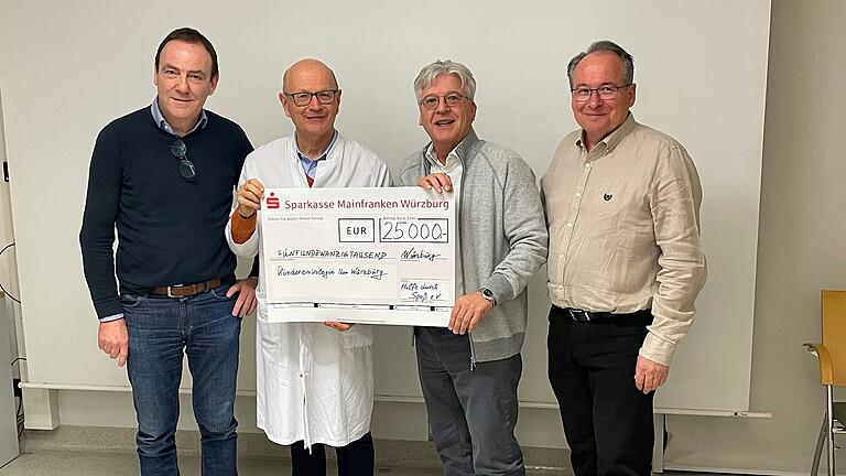 Bei der Spendenübergabe (von links) Vorstand Michael Ax, Prof Dr Paul-Gerhard Schlegel, Vorstand Dr. Helmut Strohmeier und Vorstand Andreas Menzel.