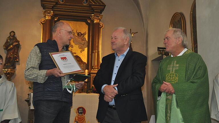 Auf dem Foto von links: Pfarrer Johannes Messerer, Kirchenpfleger Alexander Iff, Jubilar Manfred Erhard.