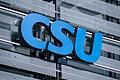 Logo der CSU       -  Gegen die Abstimmung der Union im Bundestag am Mittwoch zur Migrationspolitik soll in mehreren bayerischen Städten demonstriert werden. (Symbolbild)