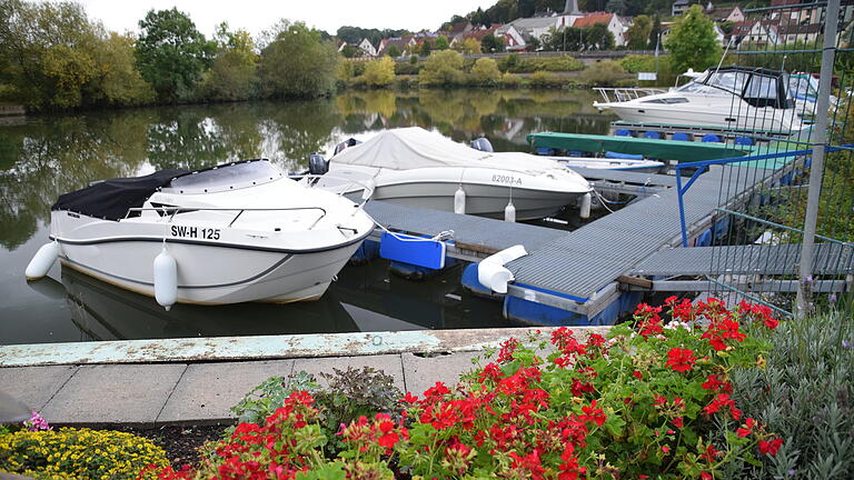 Yachtclub Wernfeld: eines der beiden Hafenbecken am Main in Kleinwernfeld. Yachtclub Wernfeld: eines der beiden Hafenbecken am Main in Kleinwernfeld.