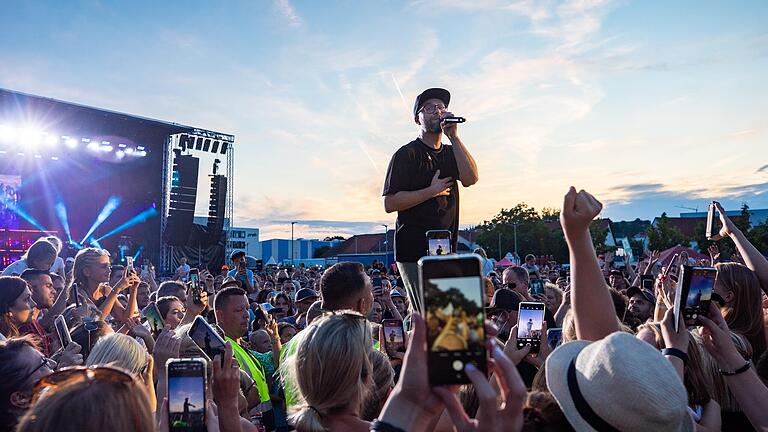 Sonnenschein, Konfettiregen und ein großes Feuerwerk gab es bei dem Konzert von Mark Forster auf dem Festplatz in Bad Neustadt am 26. Juni.