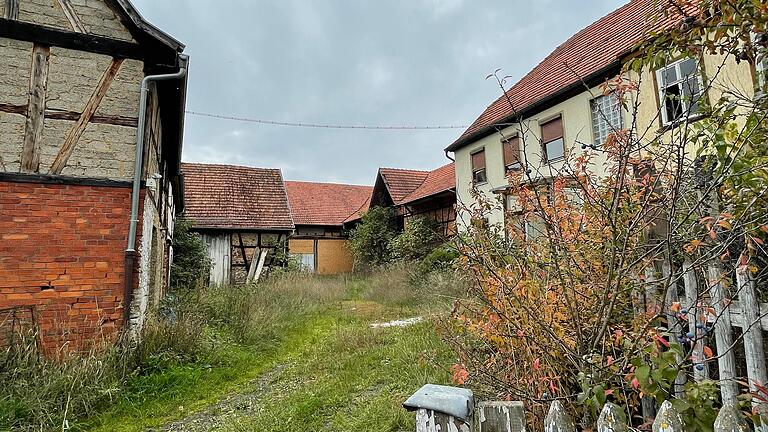 In der Scheune dieses betagten und inzwischen wieder leerstehenden Dreiseithofs im Landkreis Rhön-Grabfeld wurde im vergangenen Jahr im großen Stil Cannabis angebaut. In der Scheune dieses betagten und inzwischen wieder leerstehenden Dreiseithofs im Landkreis Rhön-Grabfeld wurde im vergangenen Jahr im großen Stil Cannabis angebaut. 
