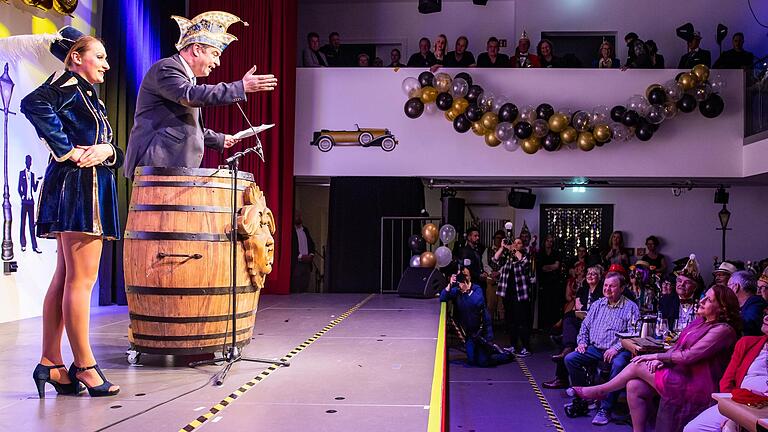 Als Markus Söder im Februar in der Fastnachtakademie die Laudatio auf seine Nachfolgerin Luise Kinseher hielt, waren 220 Besucher dabei. Als Markus Söder im Februar in der Fastnachtakademie die Laudatio auf seine Nachfolgerin Luise Kinseher hielt, waren 220 Besucher dabei.