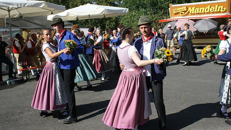 Fränkische Tänze nach gelungenem Werk vor dem Festzelt unter den Klängen der Bergrheinfelder Musikanten.